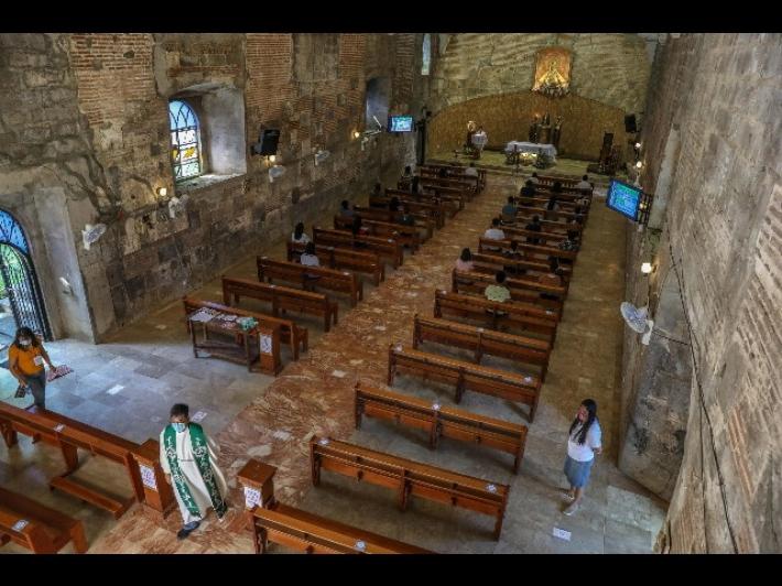 Il green pass non entra in chiesa, a Messa si va senza.