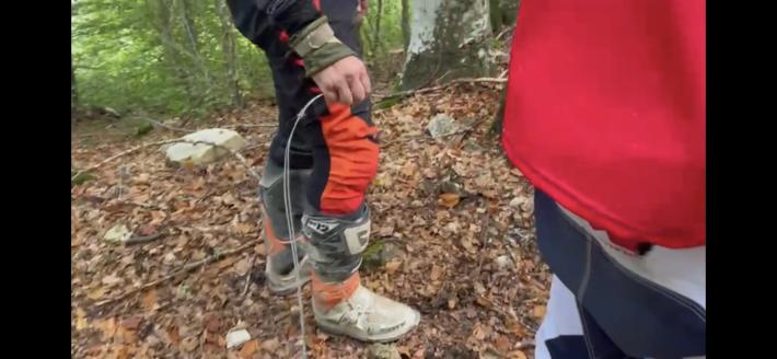Filo spinato teso tra due alberi: motociclista ferito