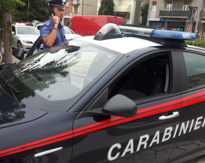 Le racchette da tennis rubate spuntano dal giubbotto: ladro bloccato subito