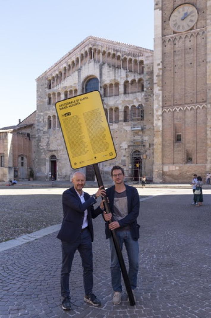 63 cartelli turistico-pedonali per 63 monumenti di Parma: &egrave; iniziata la loro collocazione