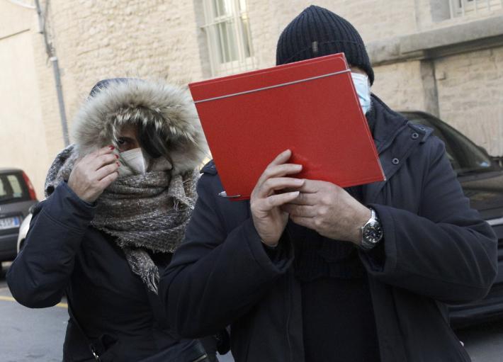 Permessi &laquo;facili&raquo;: chiesto il rinvio a giudizio per la poliziotta, il marito e 14 immigrati