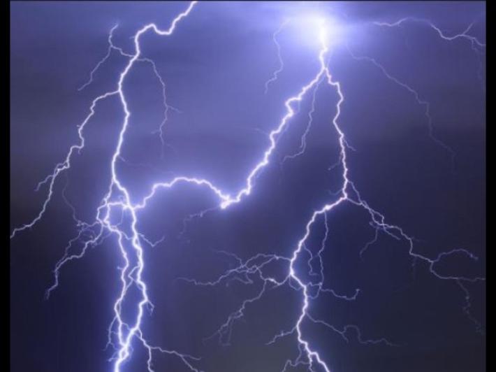 Fulmine si abbatte sul tetto di una casa e fa scoppiare l'incendio. Intossicazione da monossido per gli abitanti