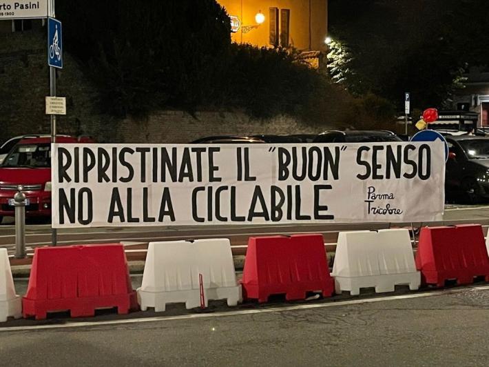 Striscione di protesta contro la ciclabile in via Pasini