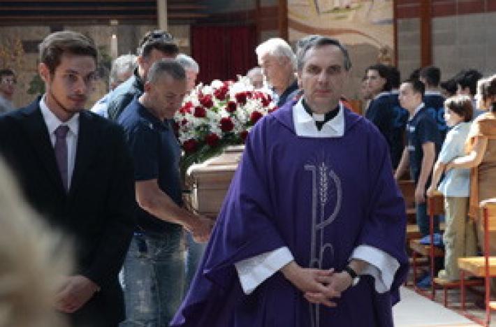 Chiesa gremita per l'addio a "Camelot"