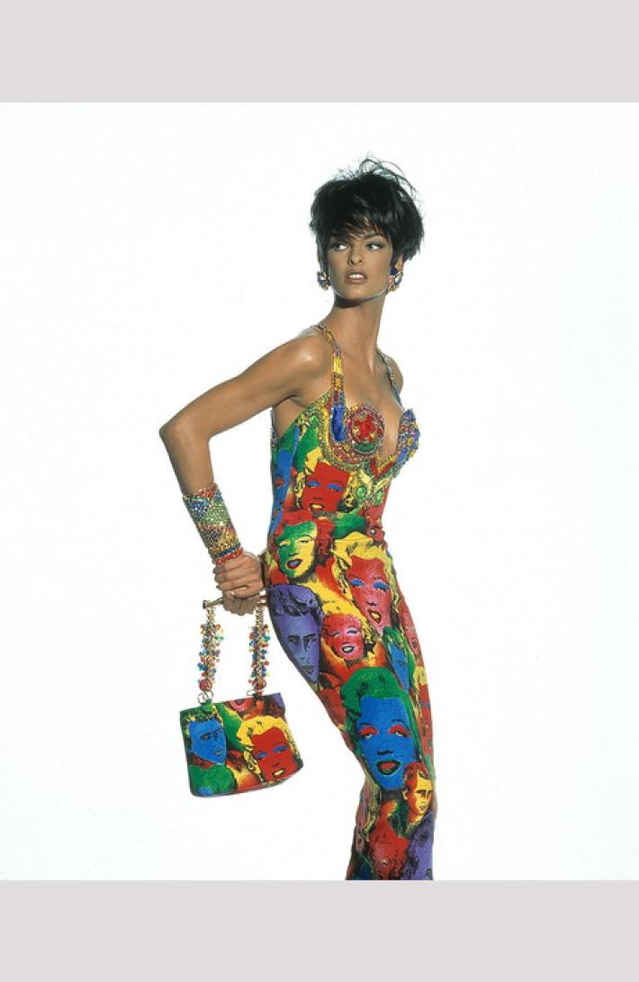 "Sfigurata da un trattamento estetico". Linda Evangelista chiede 50 milioni di dollari di risarcimento