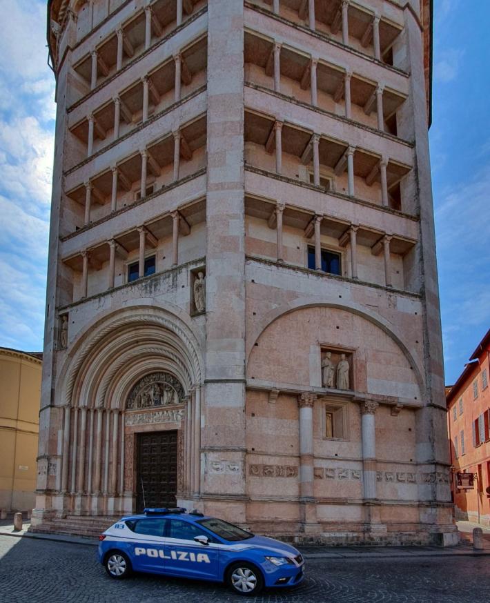 Ubriaco, scatena una violenta lite col vicino di casa e poi aggredisce i poliziotti: arrestato