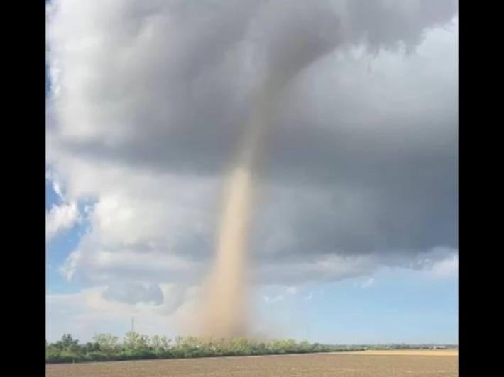 Trombe d'aria sulla Versilia con  vento a 140 km/h
