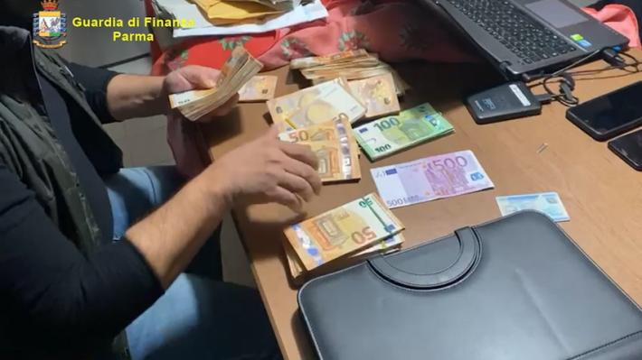 Corruzione, la conta dei soldi con la mamma: gli arrestati restano in cella