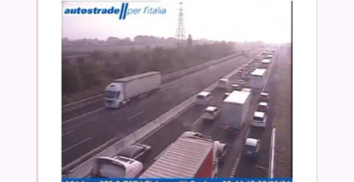 Camion perde materiali in A1: coda di 6 km tra Fidenza e bivio A1 - A15