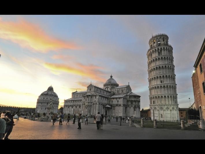 Turista incide sulla Torre di Pisa un cuore e le iniziali della coppia: denunciata