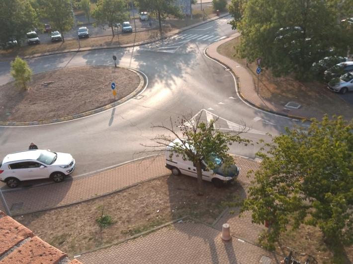 Auto parcheggiata...all'ombra in via Picasso