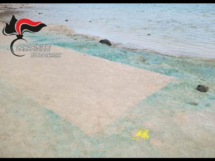 Deturpa con i colori la spiaggia lago di Venere a Pantelleria, denunciata
