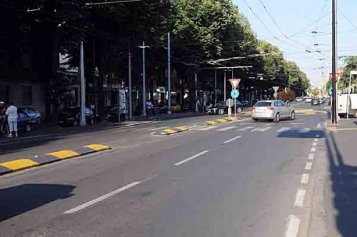 Scippo violento in via Gramsci: bloccato da un poliziotto in pensione, un romeno e Volanti