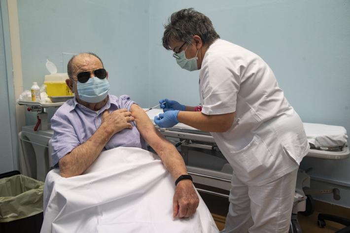 Gi&agrave; vaccinati i primi 250 pazienti &laquo;fragili&raquo; con la terze dosi