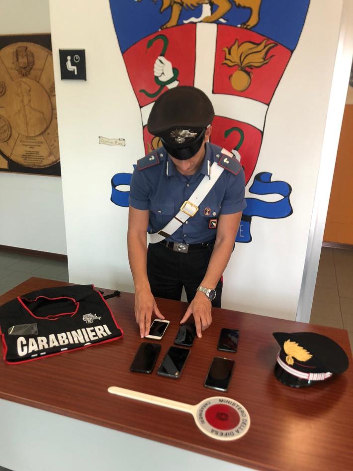 Rubano gli smartphone dai pacchi in spedizione:  denunciati e licenziati due parmigiani