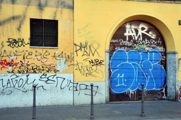 Scovato il graffitaro "Mongol" che ha imbrattato il Regio: sarebbe  uno studente bresciano di 21 anni