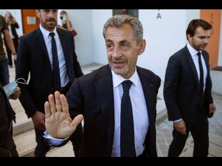 Sarkozy condannato: porter&agrave; il braccialetto elettronico