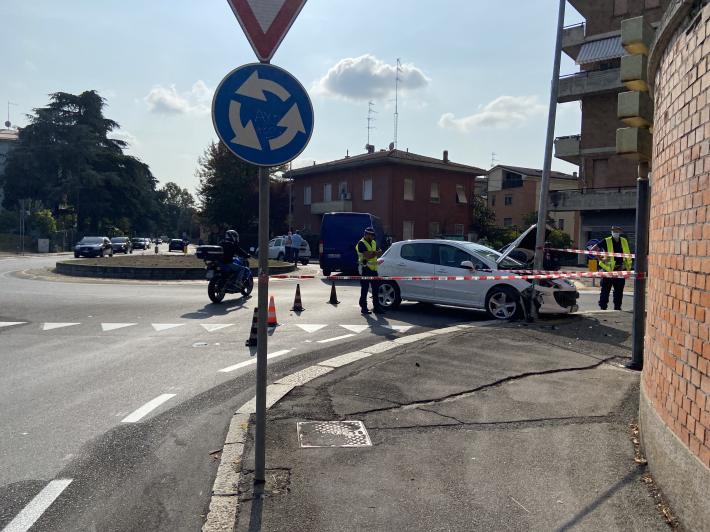 Incidente all'incrocio  via Langhirano-via Enza: il conducente dell'auto in Rianimazione