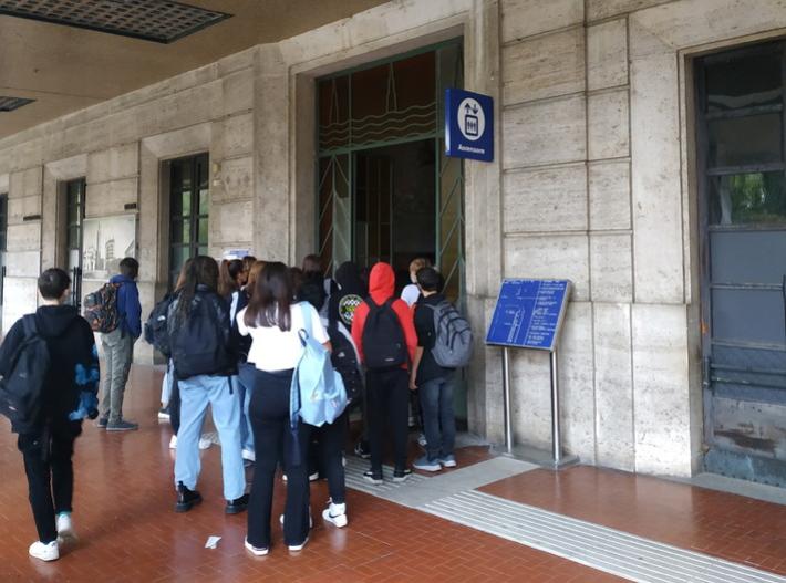 Stazione, alla porta per raggiungere i binari c'&egrave; il lucchetto: disagi per i pendolari