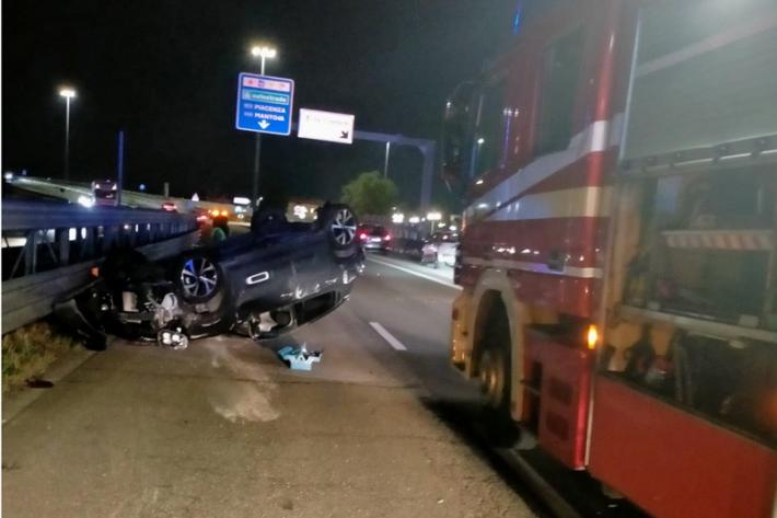 Auto ribaltata in tangenziale Nord: un ferito