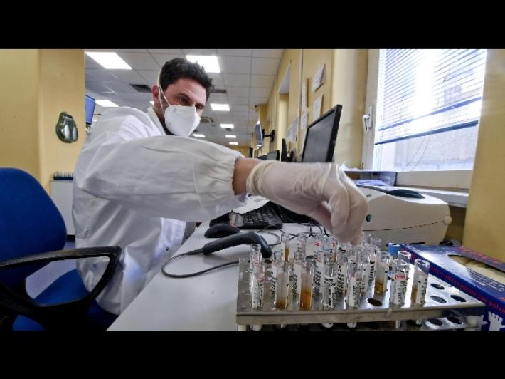 Parma, tre decessi per Covid in 24 ore. E torna prima in regione per i nuovi contagi: + 83