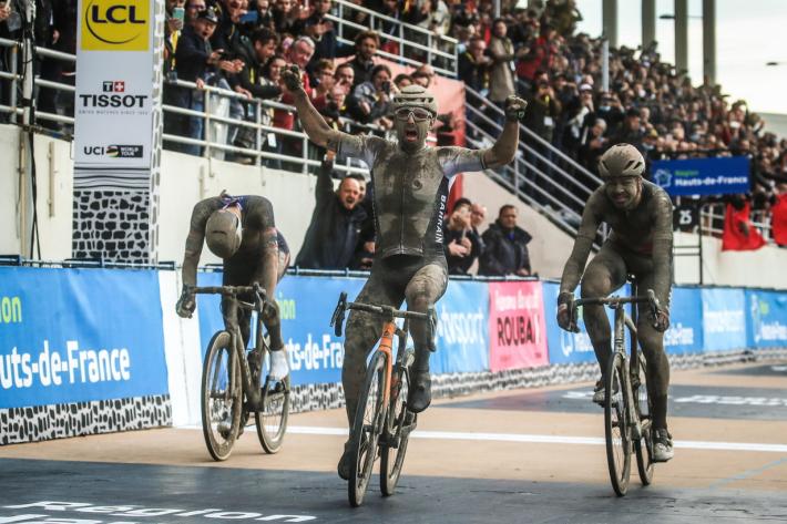 L'Italia vince anche la Parigi-Roubaix: primo Sonny Colbrelli