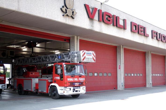 S'addormenta con il pentolino sul gas, salvata dai vigili del fuoco