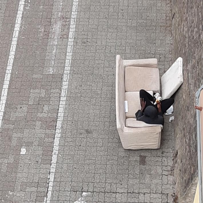 Via Trento, "divano-letto" sul marciapiede