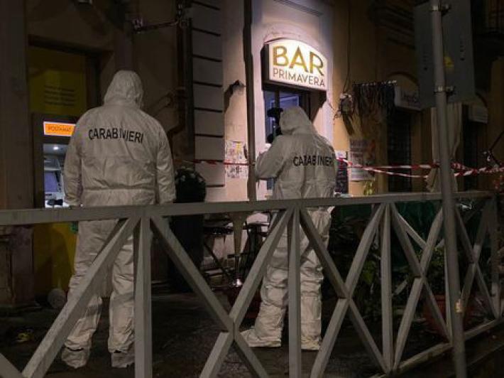 Uccide una donna che ha respinto le sue avances e ferisce le due amiche, arrestato 