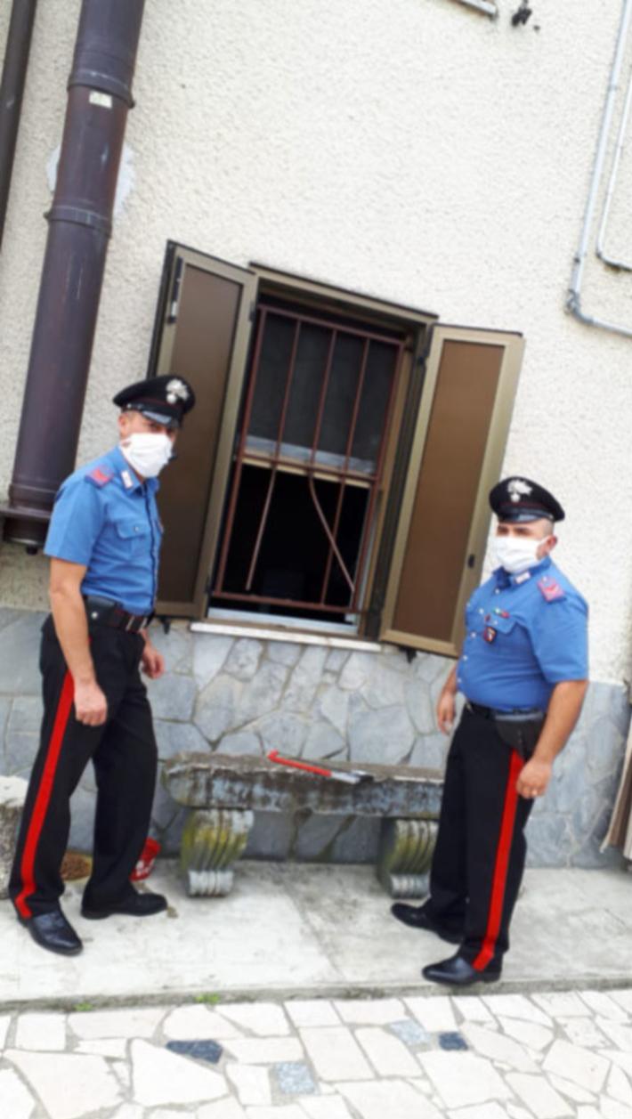 La preoccupazione di un vicino di casa mette in allerta 118 e 112: anziana soccorsa in tempo