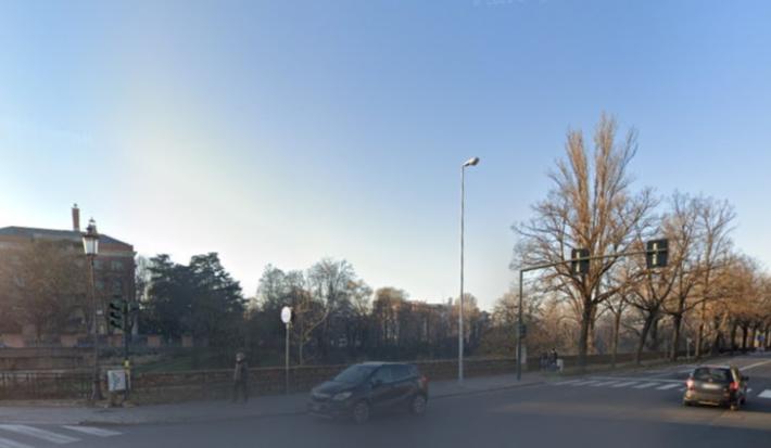 Maxi incidente in viale Rustici, all'angolo con ponte Dattaro: tre auto coinvolte