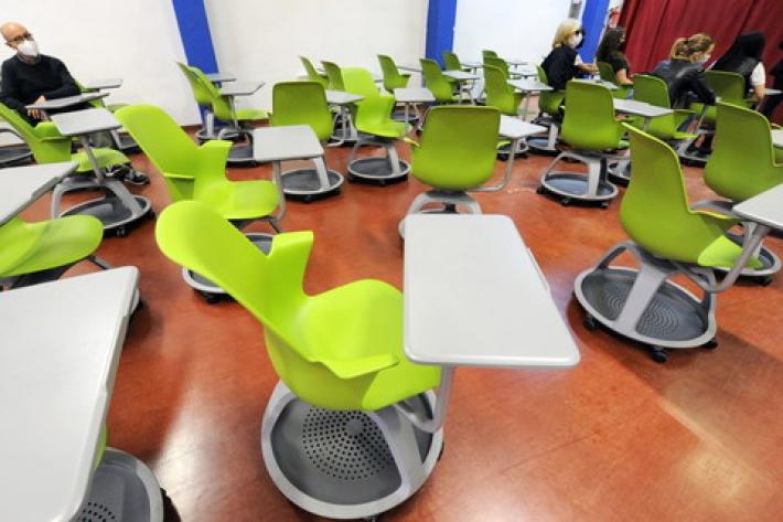 Scuola, Bianchi "Stanziati fondi per sostituire i banchi non a norma"