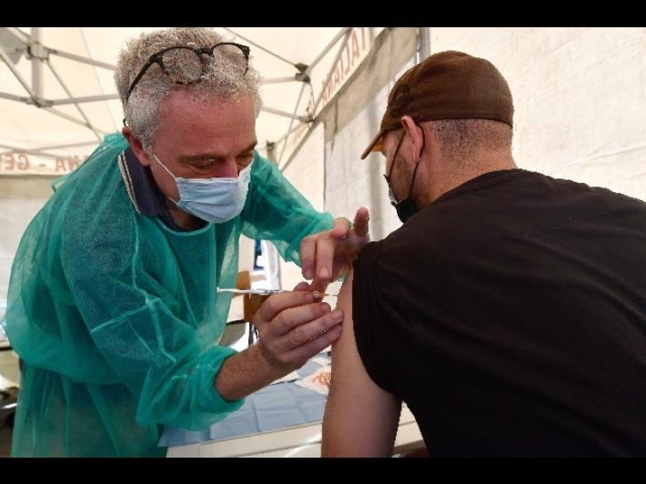 Covid: 3.235 i positivi e 39 le vittime in Italia