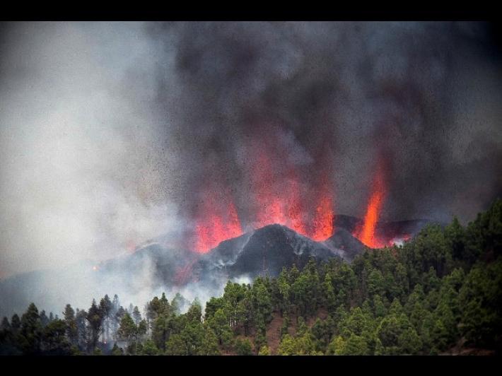 Eruzione alle Canarie: voli sospesi a causa della cenere 