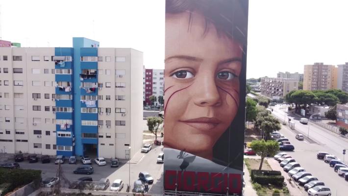 Lo street artist Jorit dedica un murale a Giorgio, 15enne morto di tumore a Taranto - Video