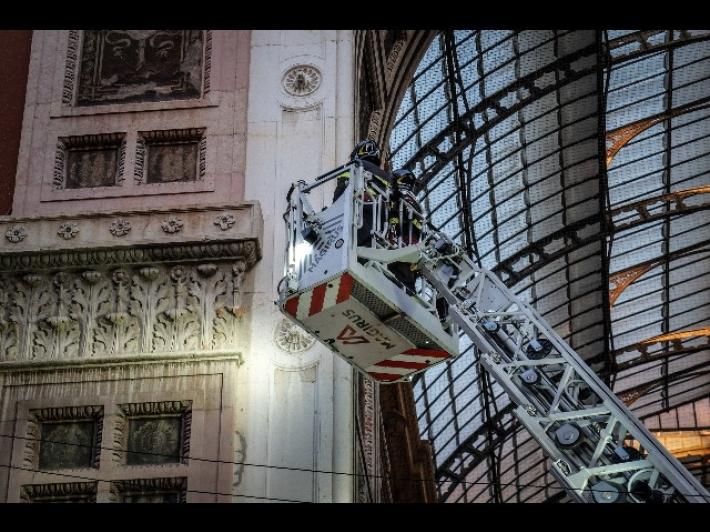 Cadono calcinacci in Galleria, turisti illesi a Milano