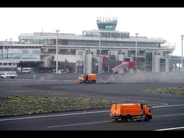 Eruzione alle Canarie: voli ancora fermi a La Palma, problemi anche a Tenerife