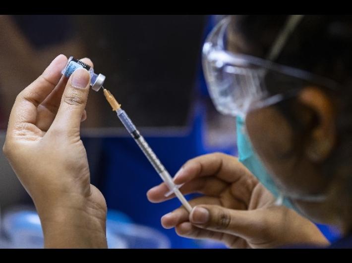 Vaccino, via libera alla terza dose per tutti i "fragili" e gli over 60