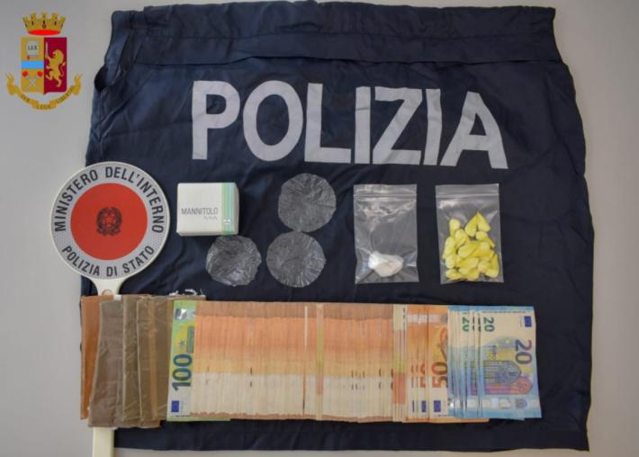 Usciva dalla comunit&agrave; di accoglienza per spacciare cocaina: trovato con 20 dosi nella mascherina e 6.800 euro