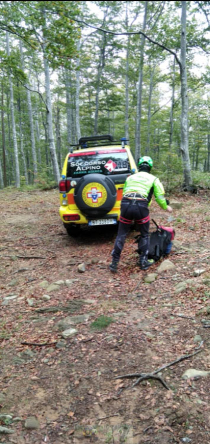 Lago Ballano, padre e figlio in cerca di funghi bloccati in una zona molto ripida: portati in salvo