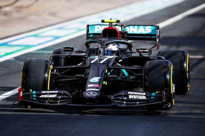 Hamilton retrocesso: la pole va a Bottas (terzo Leclerc)