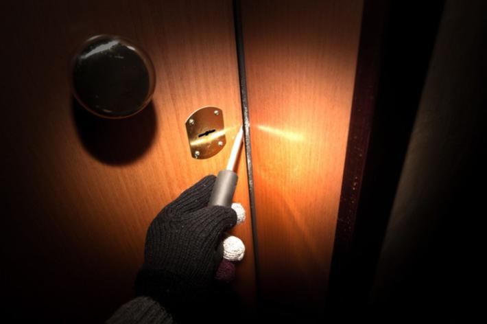 Scarpe sporche, il ladro ruba ma entra scalzo