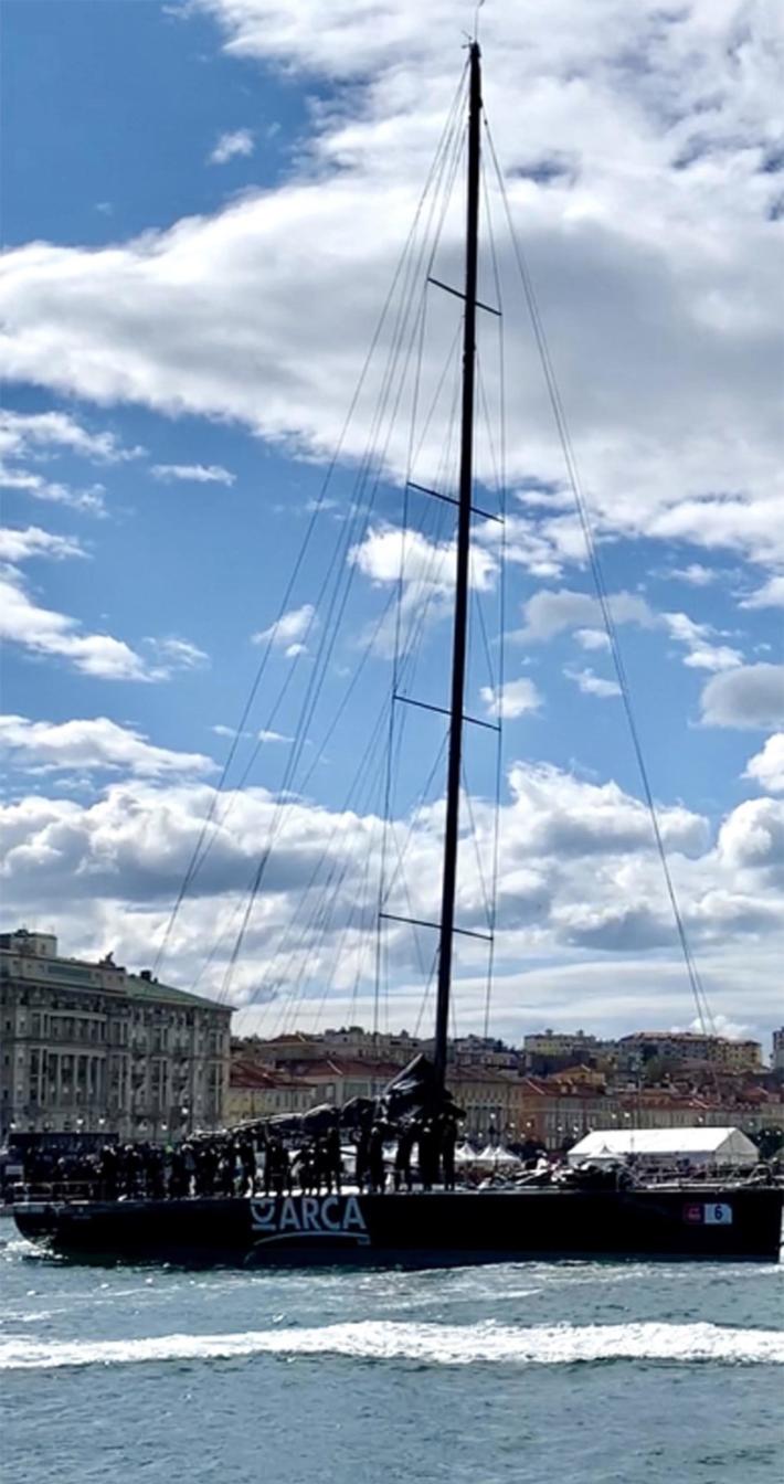 Vento forte alla Barcolana: 12 interventi, una barca affonda e soccorsi in 7
