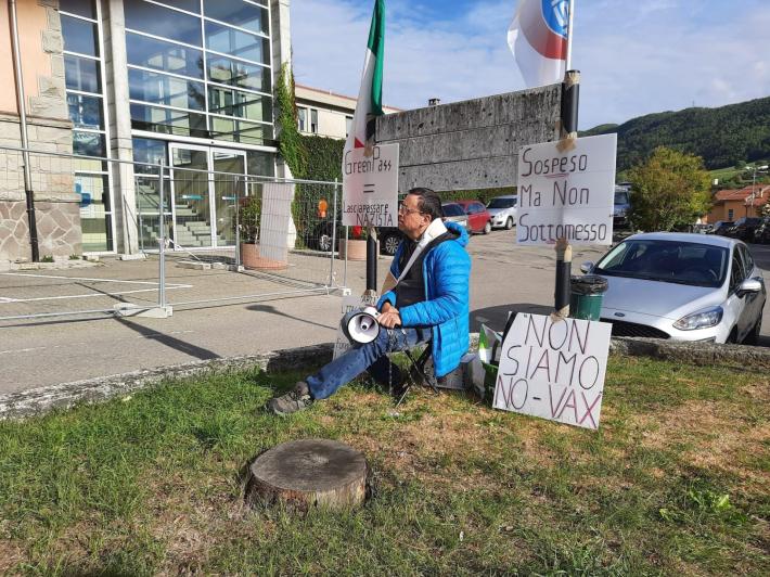 L'infermiere sospeso si incatena L'Ausl: &laquo;Per gli operatori il vaccino &egrave; un dovere&raquo;