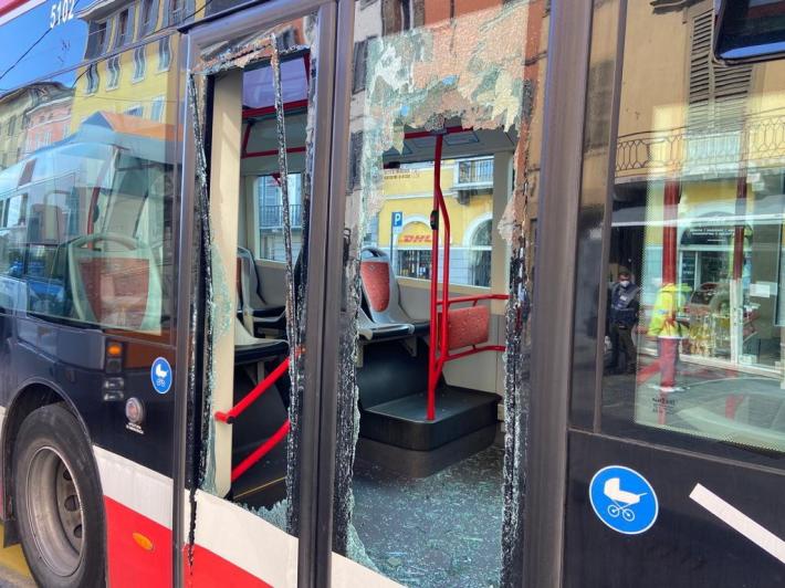 Distrusse due bus e aveva un decreto di espulsione: ora rester&agrave; in cella