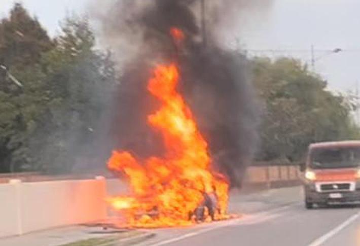 Mezzano Superiore: l'auto sparisce dentro alle fiamme
