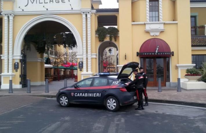 Indossa le scarpe nuove, fa finta di niente ed esce dal negozio: denunciato