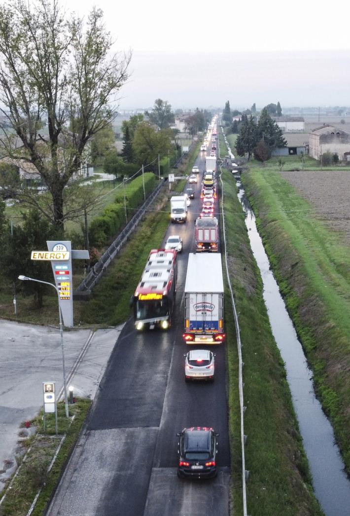 Asolana, caos quotidiano: automobilisti e camionisti furiosi