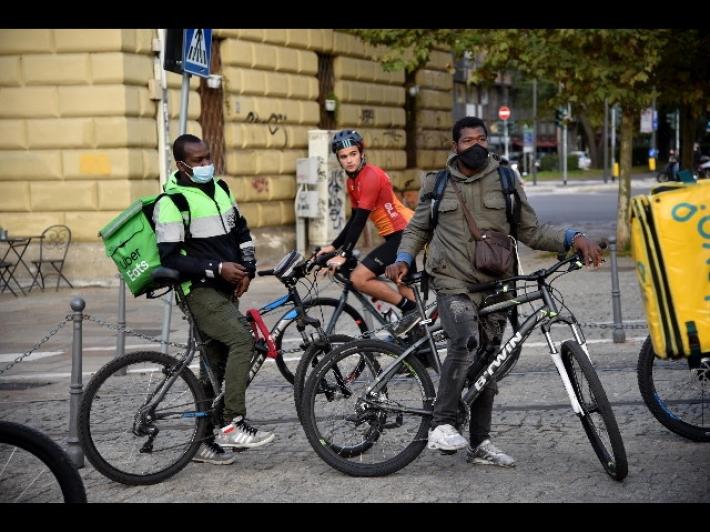 Condanna per caporalato su rider, 440mila euro a fattorini