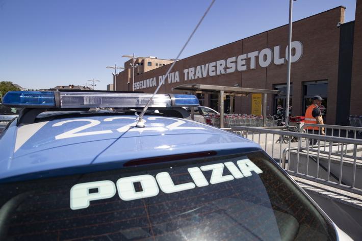 Tenta furto per 150 euro di superalcolici presso supermercato Esselunga Via Traversetolo. Denunciato